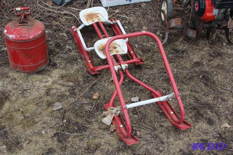 lot 8 image: Vintage Ski Daddle 2 Seater Sled