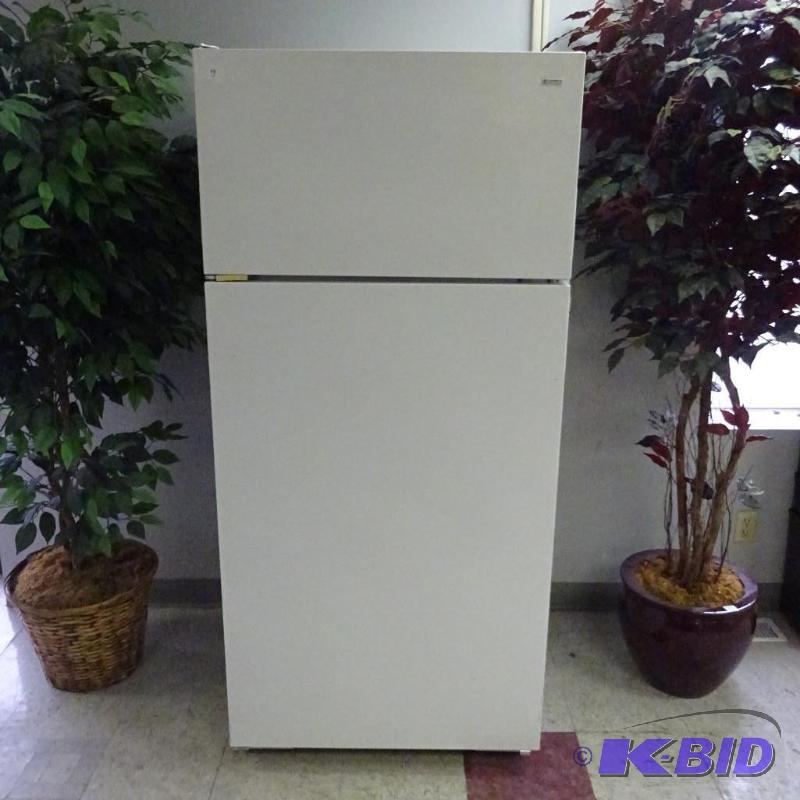 Kenmore Fridge Freezer. Model 25336801896 6-9...