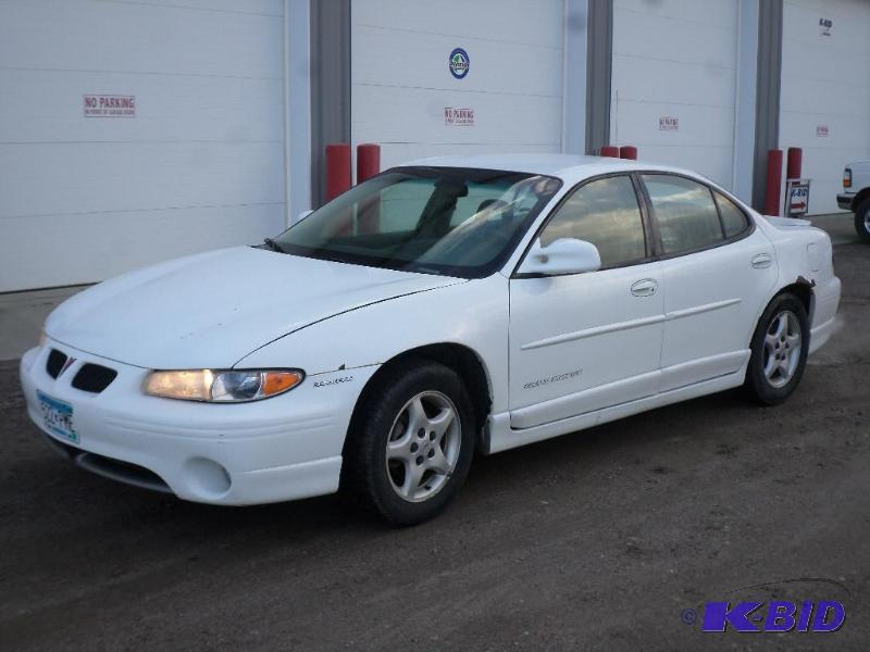 lot 2 image: 1997 Pontiac Grand Prix GT, 3.8Liter V6 Engin...