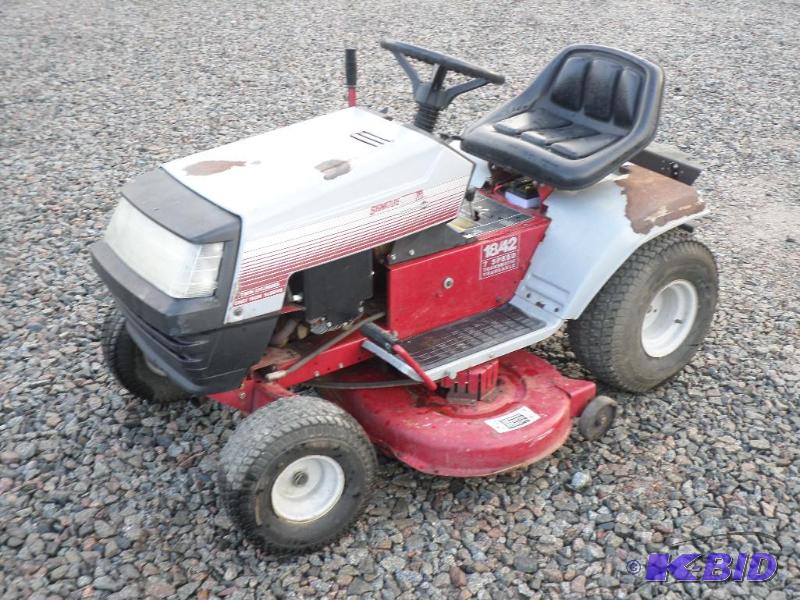 lot 4 image: Signature 2000 Elite Lawn Tractoer 42" M...