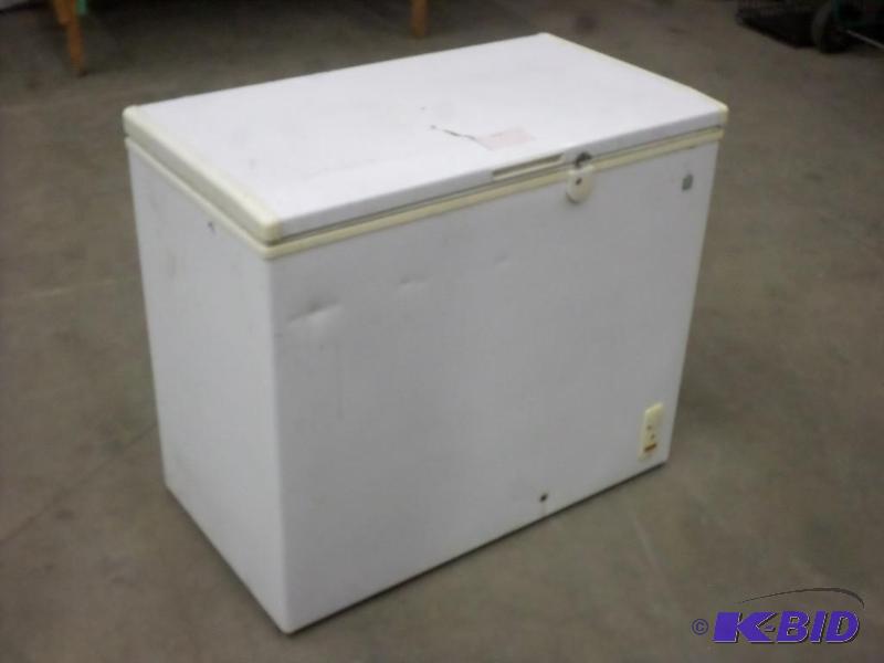 lot 41 image: GE Model FCM7HDNAWH 120Volt Chest Freezer, Ad...