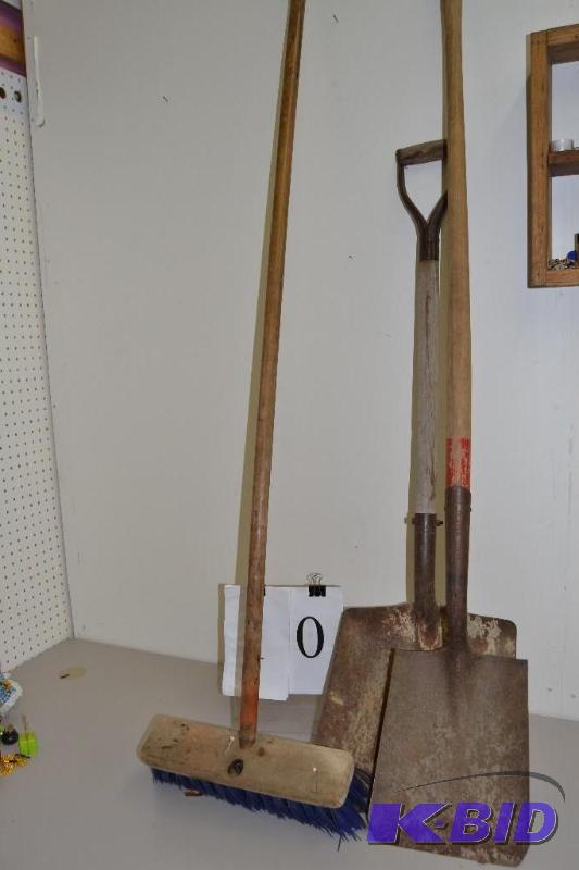 lot 10 image: Broom & shovels