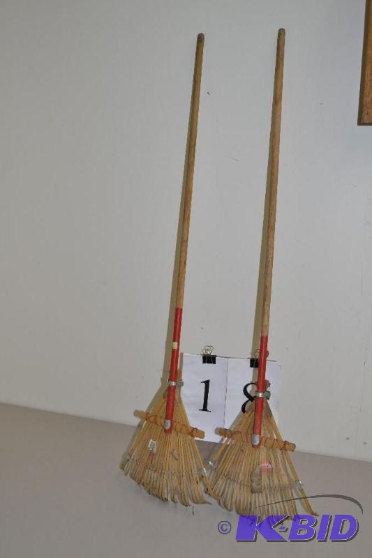 lot 18 image: Child size rake