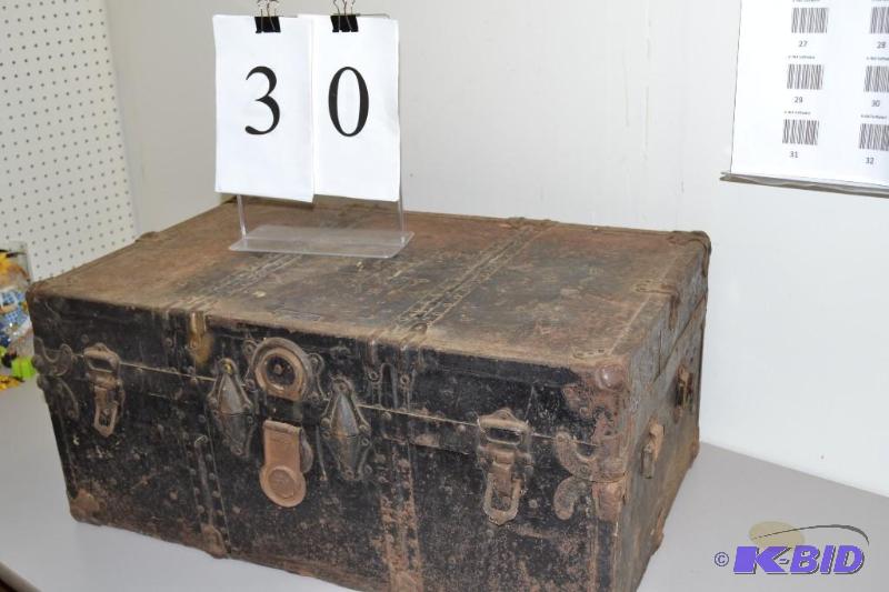 lot 30 image: Trunk
