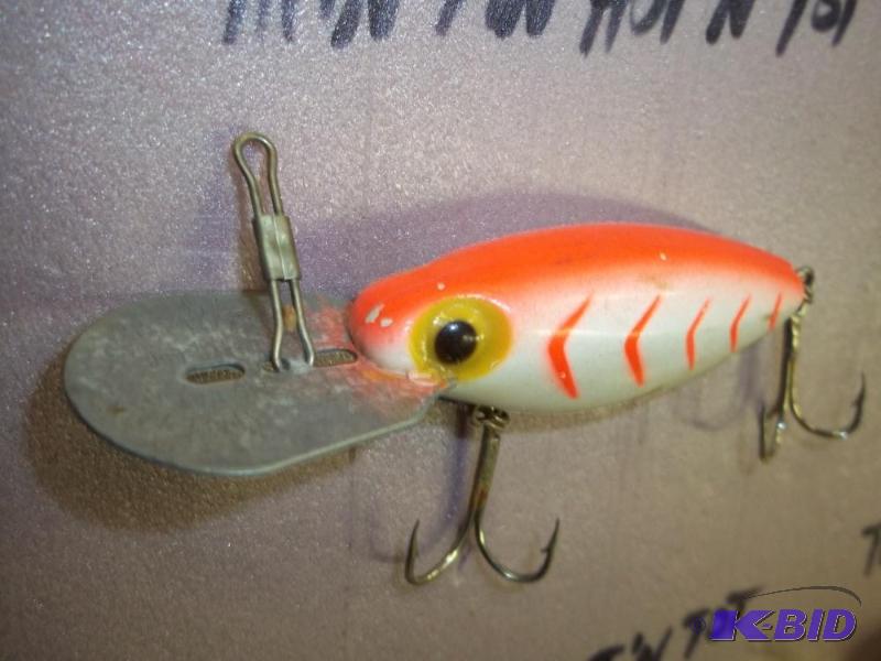 lot 105 image: Vintage Thin Fin Hotn Tot lure see photos fo...