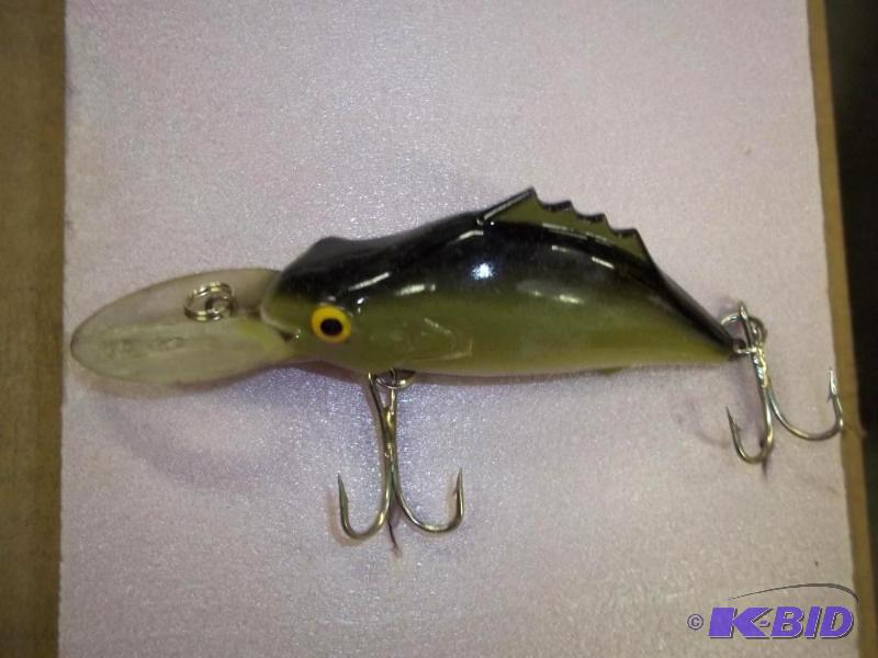 lot 112 image: Vintage Green lure see photos for size and mo...