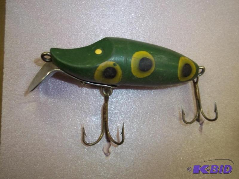 lot 115 image: Vintage Green lure see photos for size and mo...