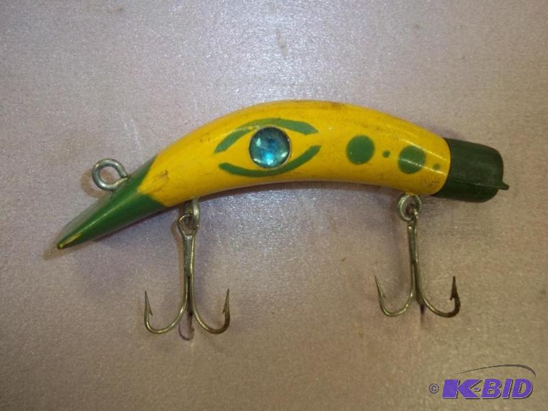 lot 123 image: Vintage Yellow  Green lure see photos for si...