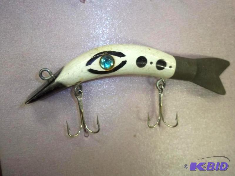 lot 124 image: Vintage Black  White lure see photos for siz...