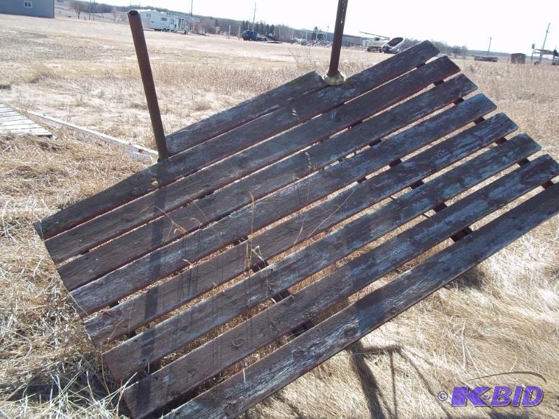 lot 200 image: 5 x 8 end section and parts...