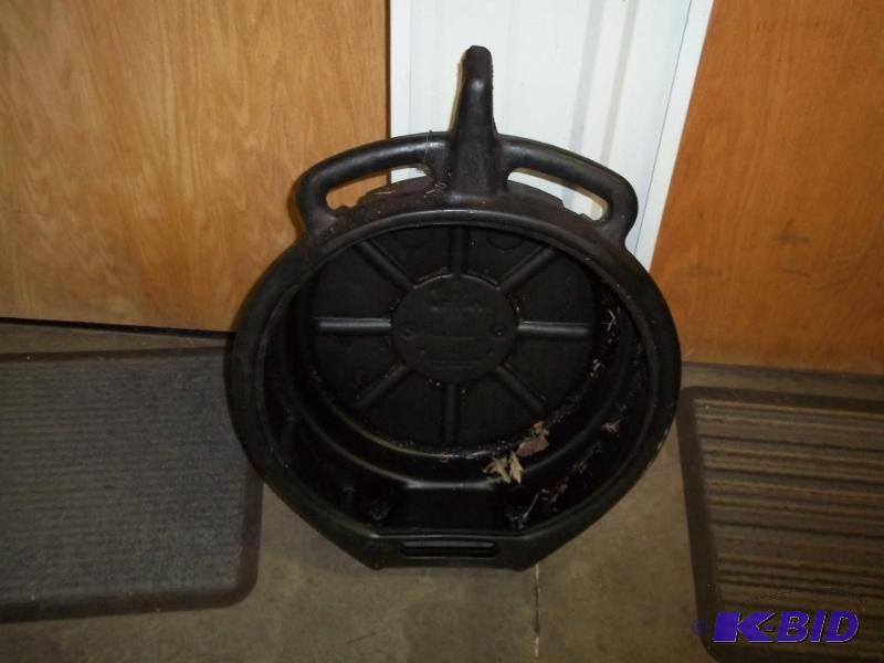 lot 21 image: Oil change pan...