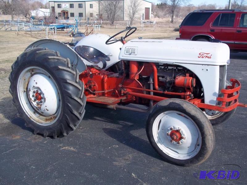 lot 25 image: 1948 Ford 8N Tractor,  Runs and drives g...