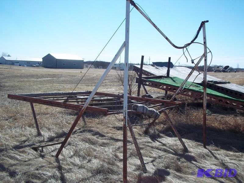 lot 29 image: Steel boat lift...