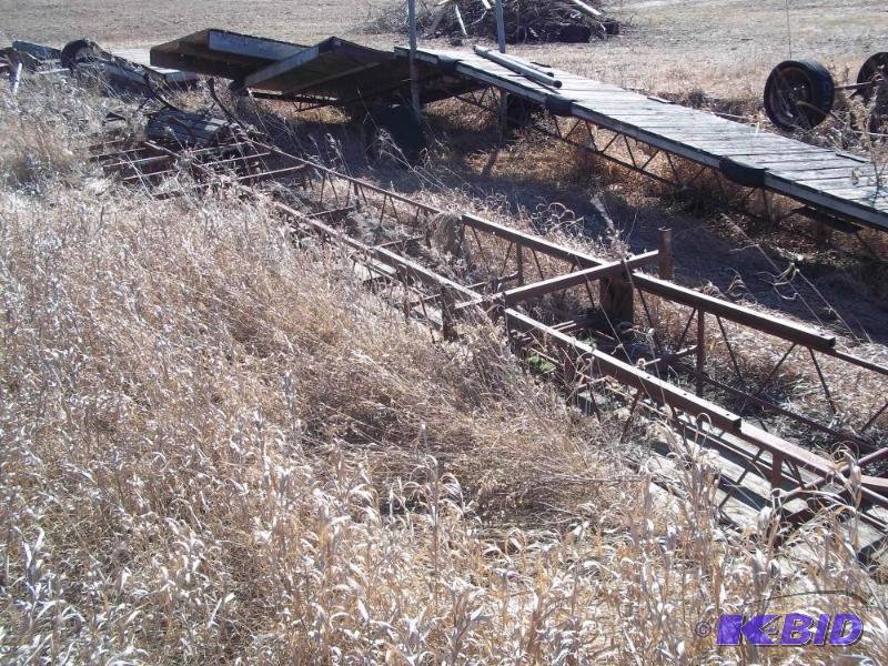 lot 31 image: 32 Steel dock frame...