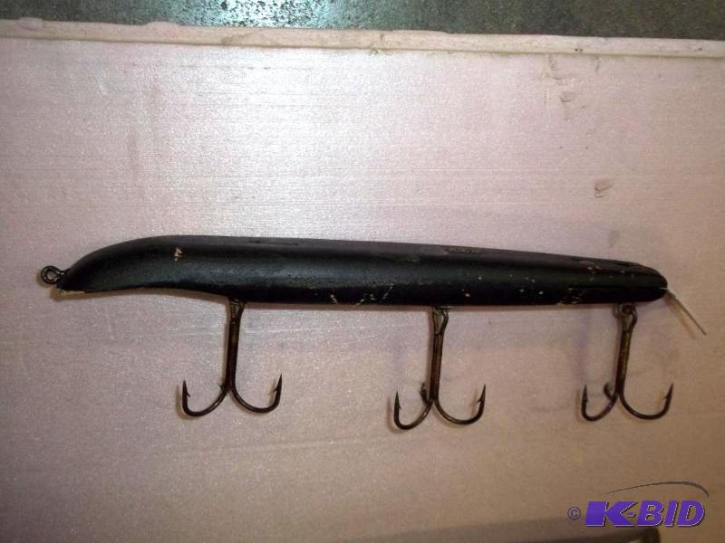 lot 40 image: Vintage Black Musky lure see photos for size ...