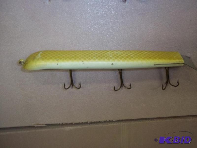 lot 42 image: Vintage Yellow Musky lure see photos for size...