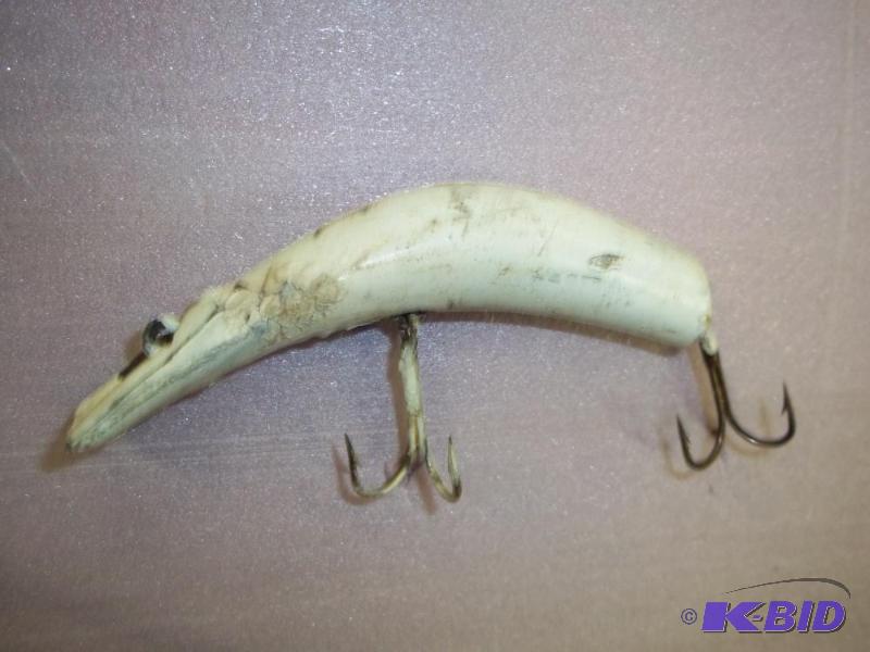 lot 65 image: Vintage White lure see photos for size and mo...
