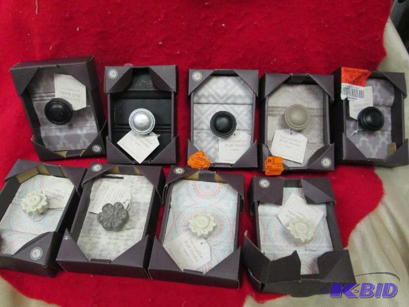 lot 135 image: Qty 9 Decorative wall hooks...