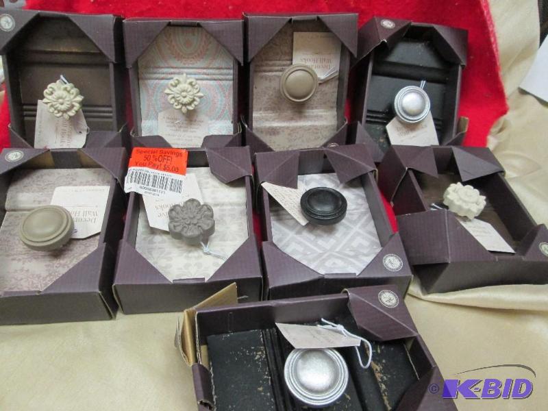 lot 147 image: Qty 9 Decorative wall hooks...