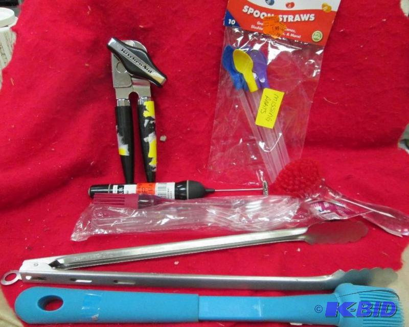 lot 282 image: Assortment of kitchen gadgets...