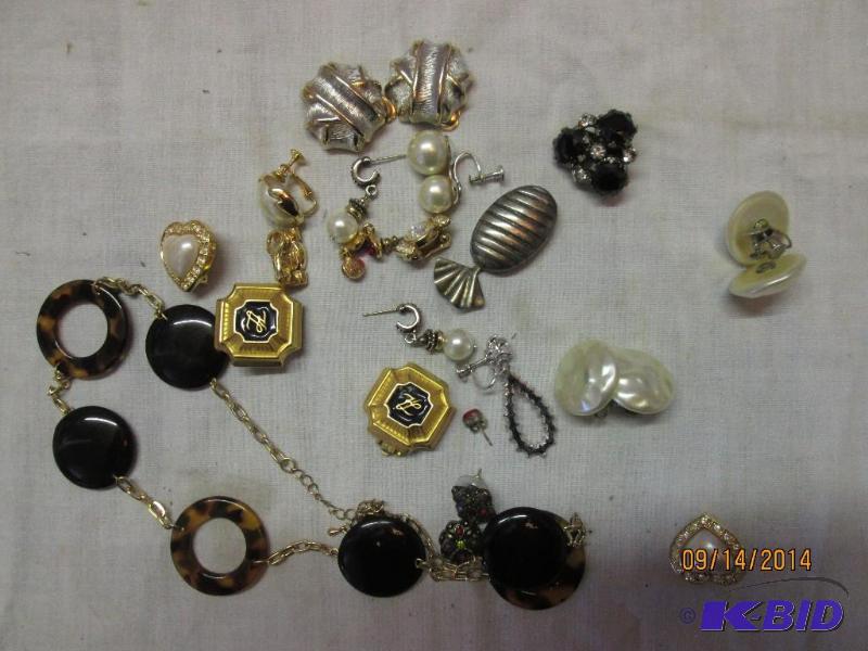 Lot of vintage jewelry...