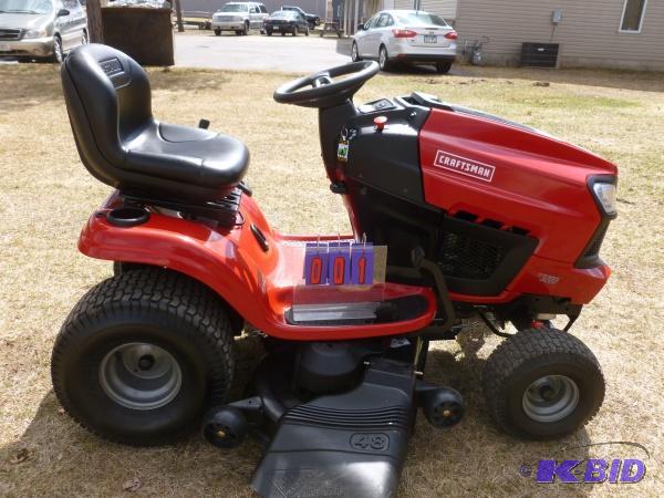 lot 1 image: Craftsman 3200 series riding lawn tractor. 22...