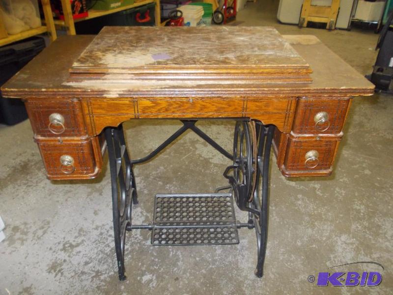 lot 19 image: Vintage Queen Treadle Sewing Machine With Cab...
