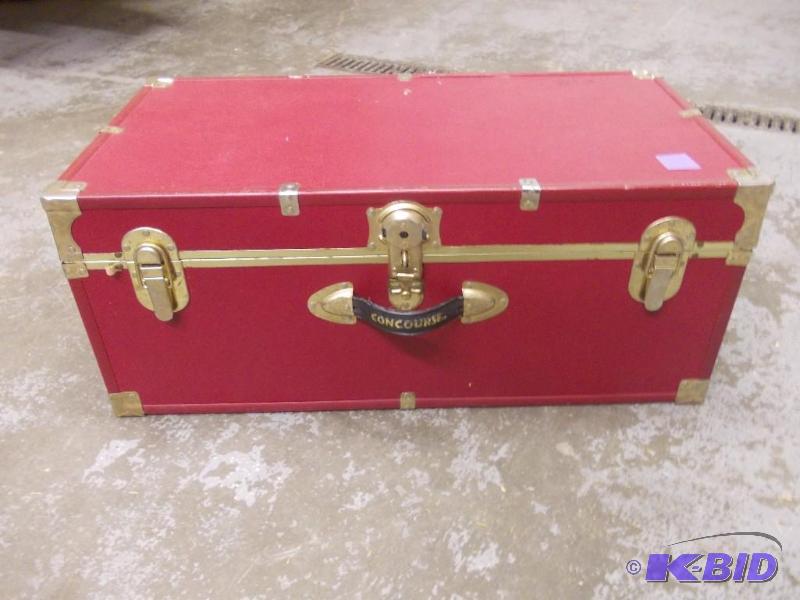 lot 21 image: Foot Locker 30 x 15 x 12...