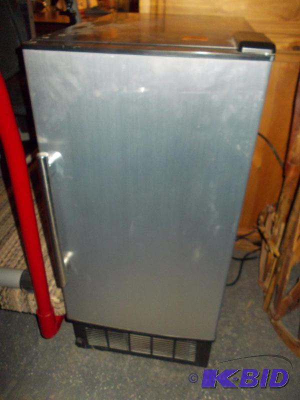lot 5 image: Everstar Stainless Steel Ice Maker (NSF)...