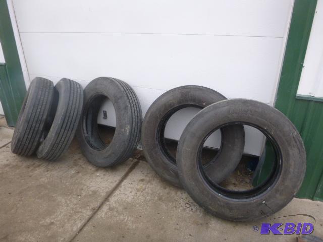 lot 105 image: 5 Michelin Tires 23580 R22.5 XRV, tread 4 st...