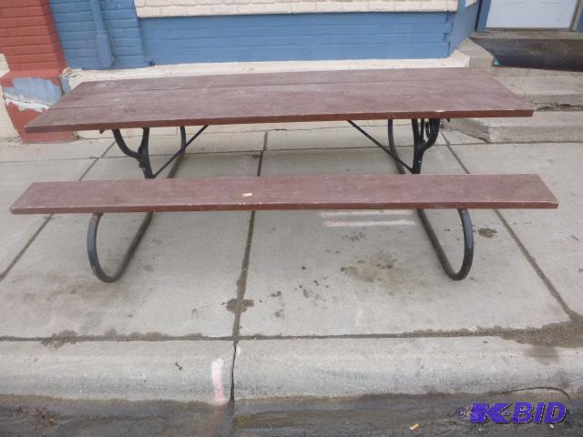 lot 108 image: 12 Picnic Table...