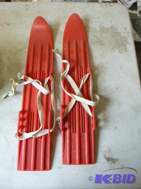 lot 149 image: Plastic 22" Skis...