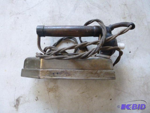 lot 175 image: Vintage Hotpoint Electric Iron Cat. #438F24 -...