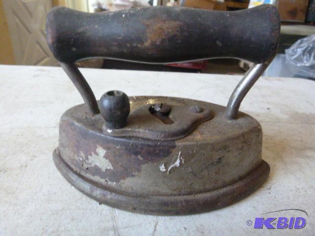lot 179 image: Vintage Dover No. 92 Sad Iron...