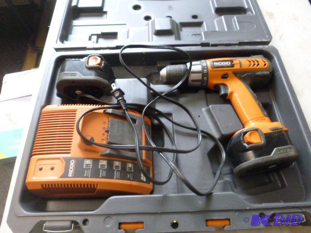 lot 44 image: Rigid 12 Volt Cordless Dril Model R82001 - Wi...