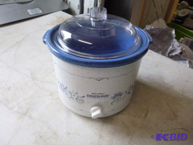 lot 47 image: Rival Crock Pot With plastic cover....