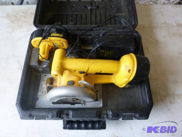 lot 59 image: DeWalt Trim Saw DW936 - 18 volt, with charger...