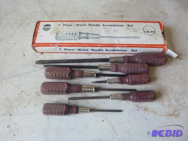 lot 61 image: Universal 7 Piece Wood Handle Screwdriver Set...