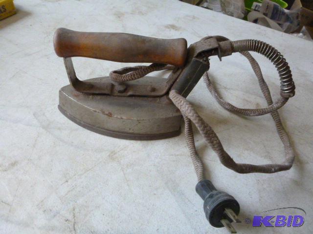 lot 65 image: Vintage Electric Iron GE F-13 - Tested and wo...