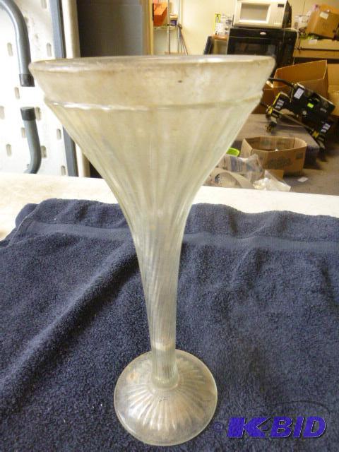 lot 66 image: Vintage 12" Vase...
