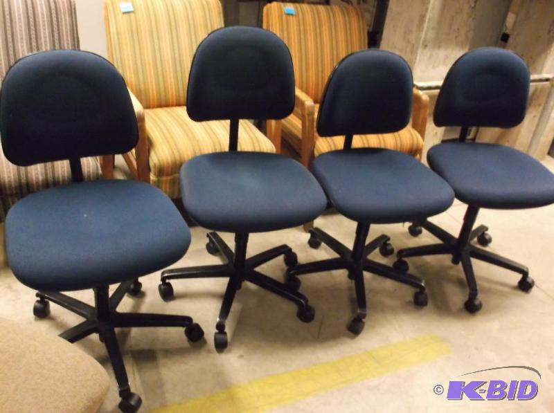 lot 107 image: Lot of 4 blue office chairs in usable conditi...