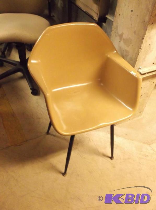 lot 122 image: Fiberglass like chair in good usable conditio...