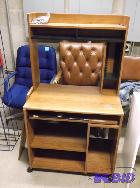 lot 149 image: Oak like computer desk in good usable conditi...