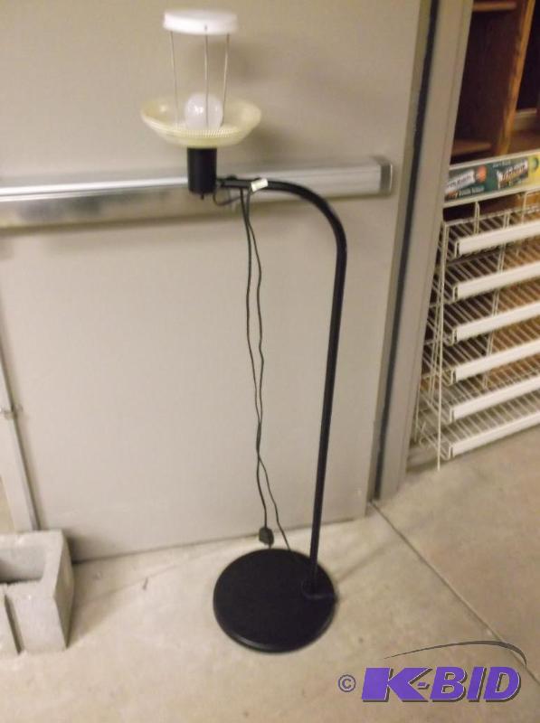 lot 160 image: Floor lamp appears to be in good condition....