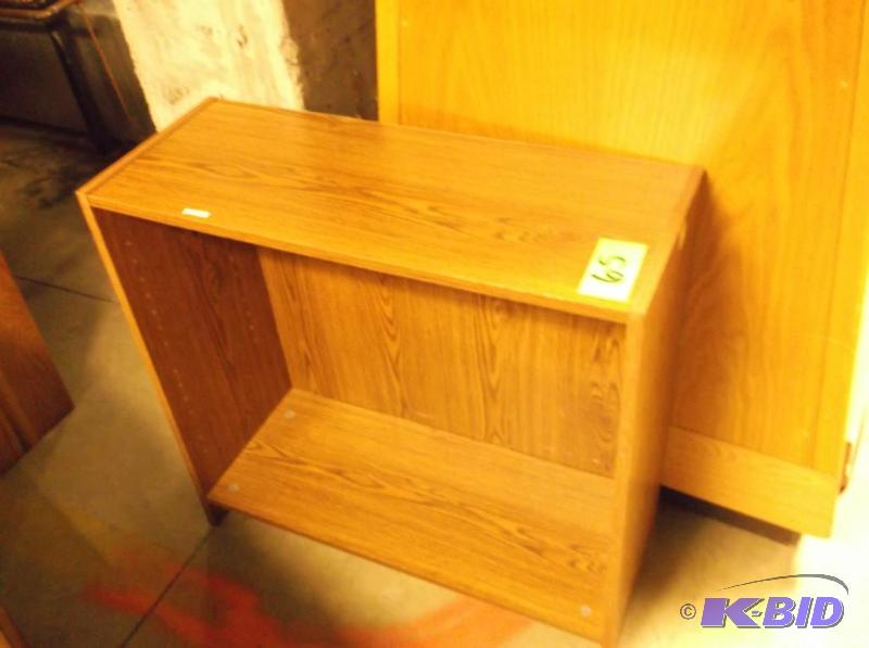 lot 19 image: Oak like bookshelf....