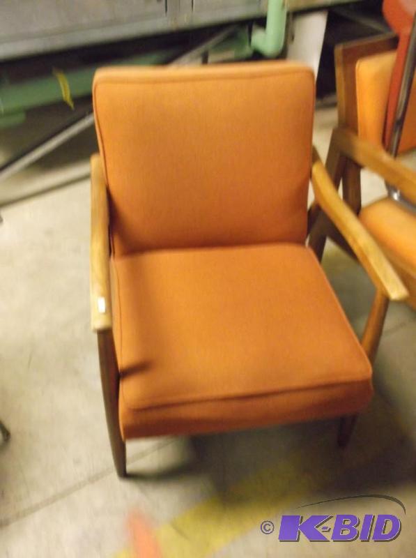 lot 45 image: Cushioned office chair in good usable conditi...