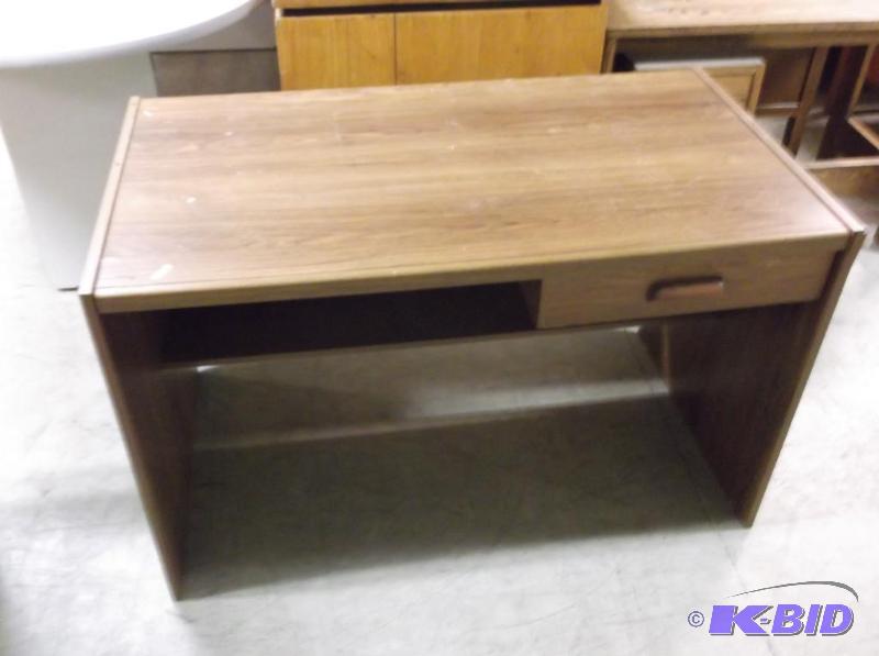 lot 67 image: Oak like desk in usable condition....