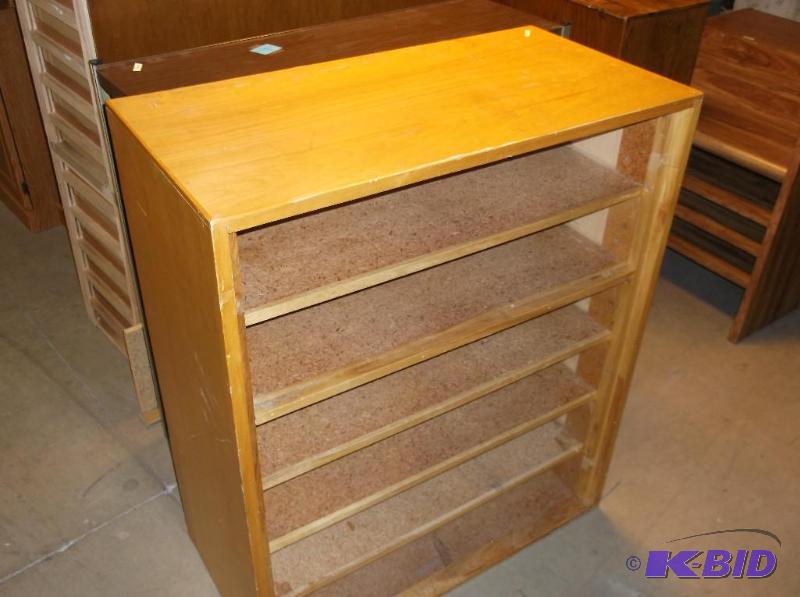 lot 8 image: Wooden shelf measuring 31 58" L x 16&qu...