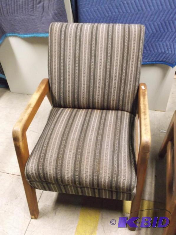 lot 98 image: Lounge chair in good usable condition....