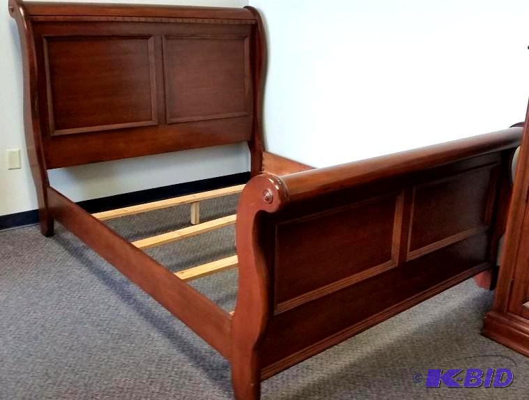 lot 1 image: Beautiful Queen Size Solid Wood Sleigh Bed